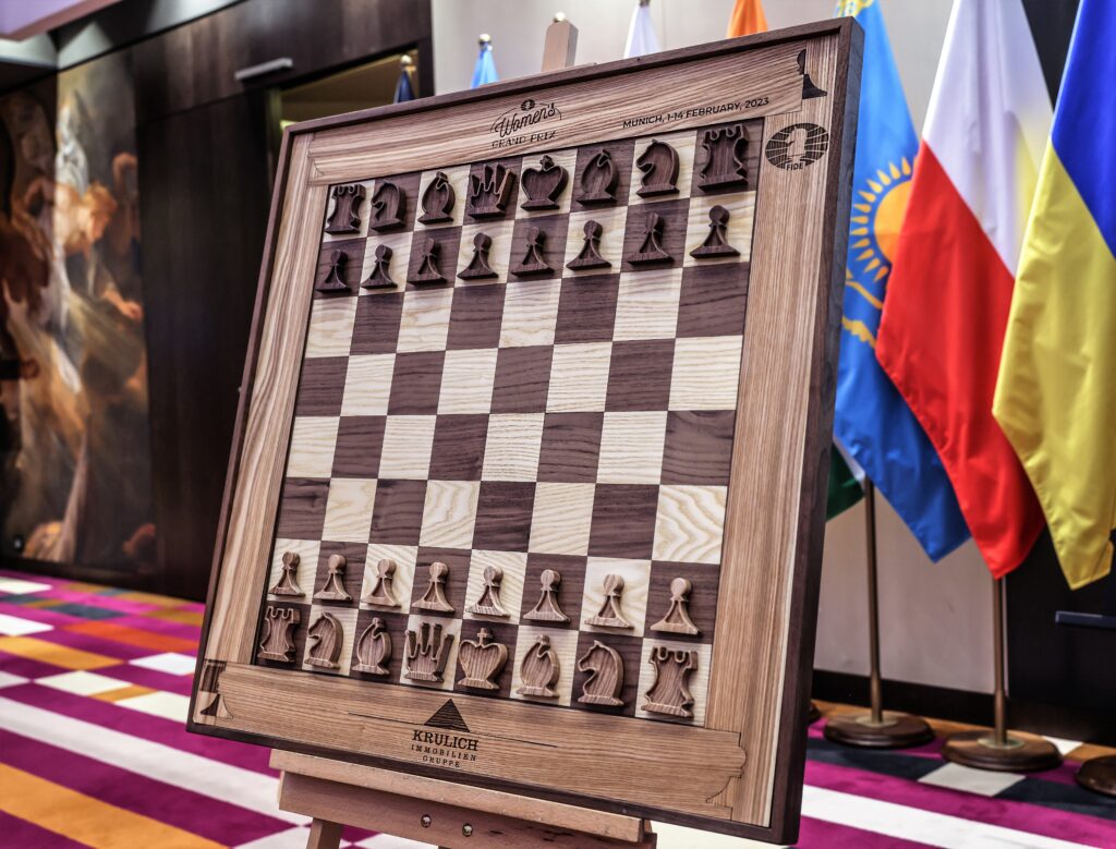 Vertikales Schachbrett-Set von ChessboArt auf einer internationalen Ausstellung.