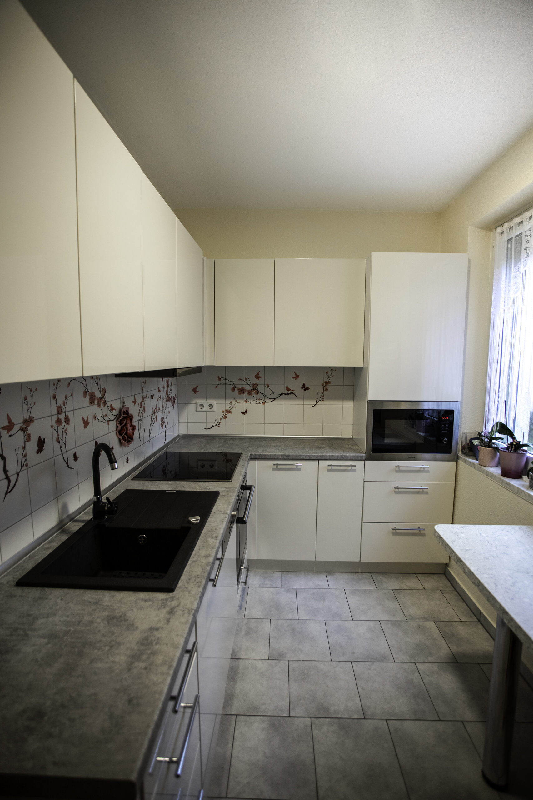 Moderne Küche mit Betonarbeitsplatte