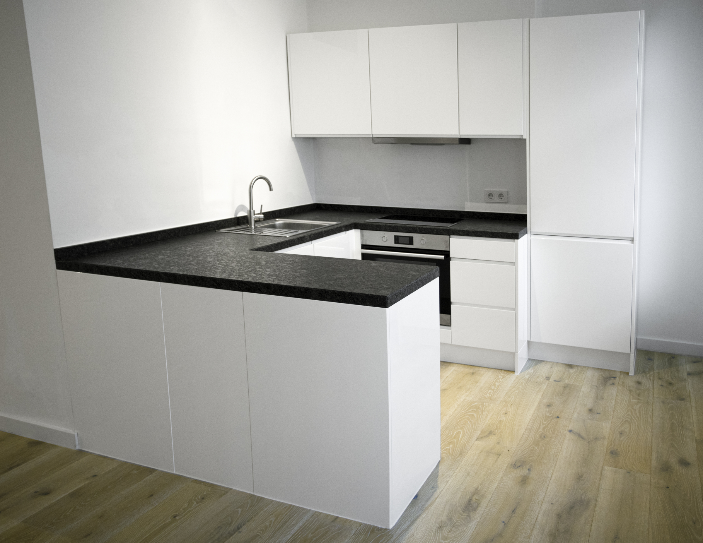 Weiße moderne Küche mit Hochglanz