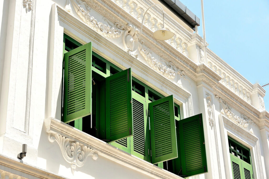 Neue Fenster in einem alten Mietshaus? So bleibt der historische Charakter des Gebäudes erhalten